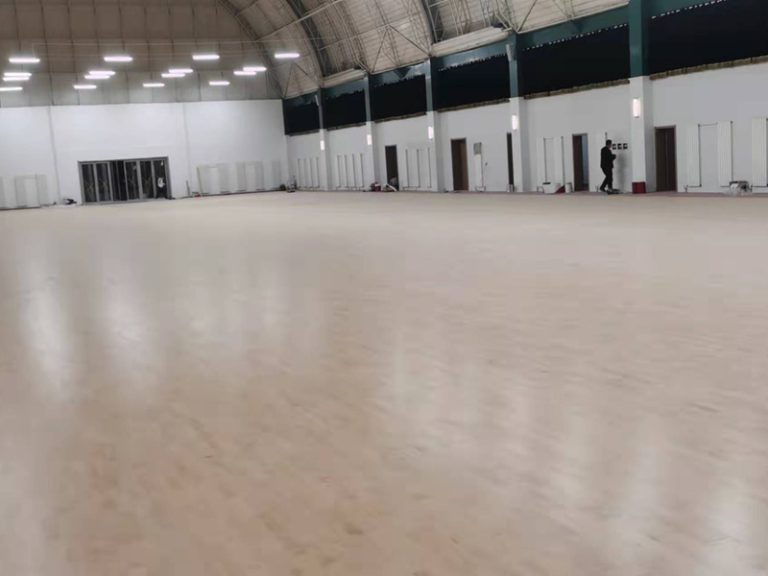 أرضيات خشبية صلبة لتجميع الكرة الطائرة LVL: التركيب أصبح سهلاً