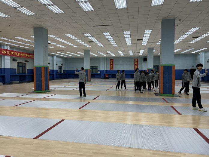 مهندس كرة طائرة LVL يقوم بتجميع الأرضيات الخشبية