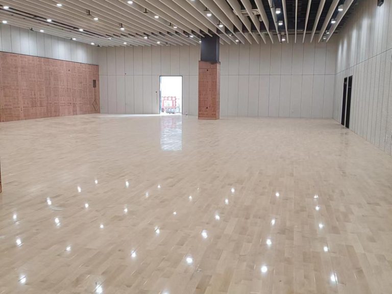 أين يمكن شراء أرضيات خشبية عالية الجودة من خشب الصنوبر للكرة الطائرة LVL؟