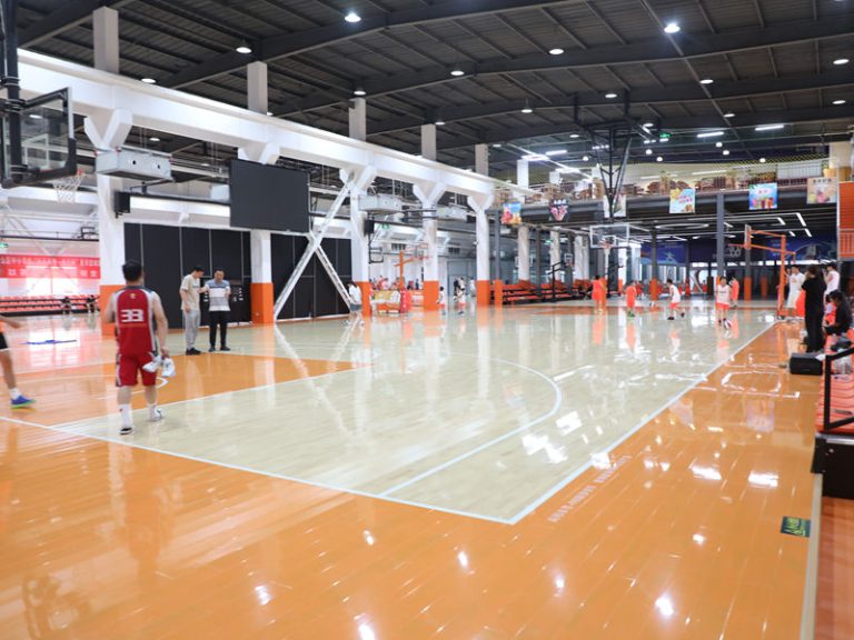 أرضيات خشبية من خشب الصنوبر مخصصة لكرة السلة