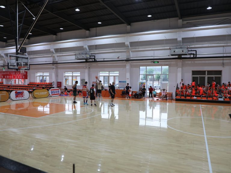 أرضيات مطاطية وخشبية: تجميع خشب ملعب كرة السلة