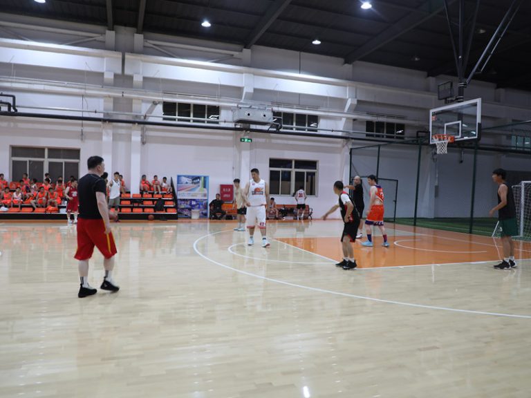 هل الأرضيات الخشبية الصلبة المخصصة لكرة السلة مناسبة لصالة الألعاب الرياضية الخاصة بك؟