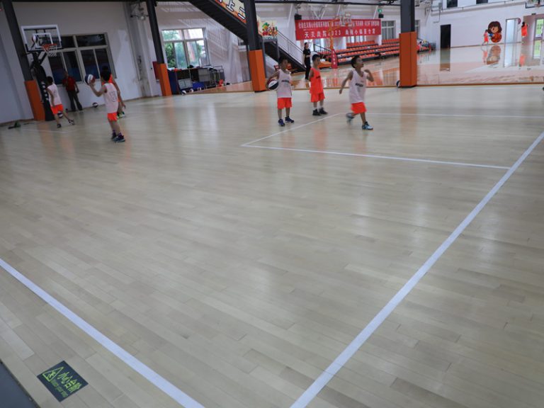 قم بتعزيز صالة الألعاب الرياضية الخاصة بك باستخدام أرضيات خشبية عالية الجودة لتحقيق الأداء الأمثل