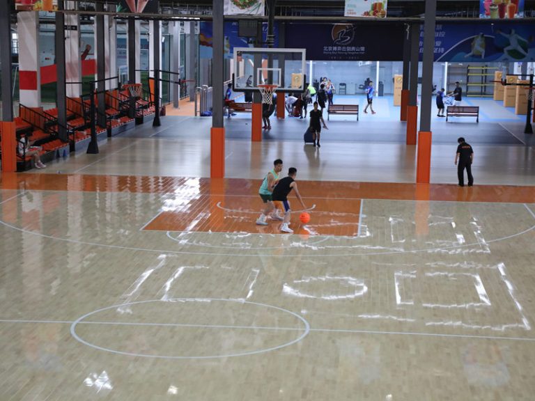 خيارات الأرضيات الخشبية المصنوعة من الصنوبر وكرة السلة المصفحة بأسعار معقولة