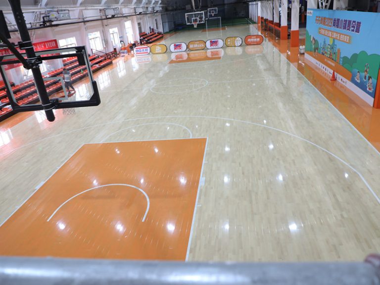 دليل سهل: مهندس الكرة الطائرة LVL يقوم بتجميع الأرضيات الخشبية