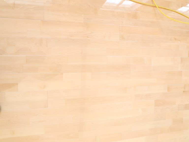 تجميع الأرضيات الخشبية كالمحترفين: نصائح حول تركيب أرضيات الباركيه المصفحة للكرة الطائرة