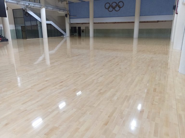 تركيب أرضيات خشبية صلبة للكرة الطائرة LVL مقابل خيارات الأرضيات الأخرى