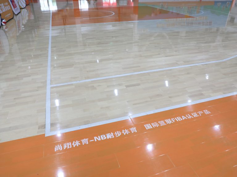 أفضل أرضيات خشبية مجمعة من خشب القيقب الناعم لكرة السلة من الاتحاد الدولي لكرة السلة