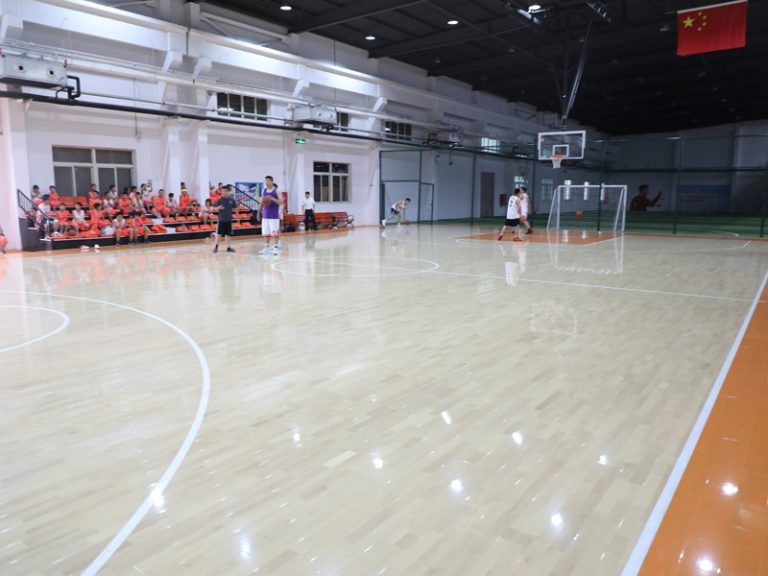 أرضيات خشبية من خشب القيقب الصلب لملاعب كرة السلة في الاتحاد الدولي لكرة السلة