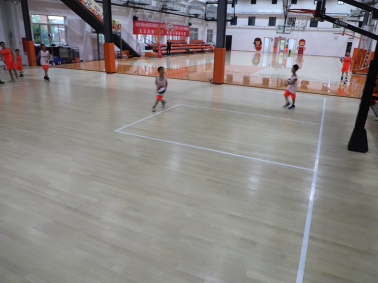 أرضيات من خشب القيقب الناعم للرقص