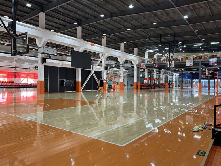 أرضيات خشبية من خشب البلوط لكرة السلة