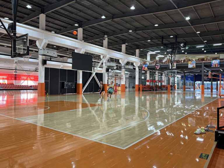 أرضيات خشبية صلبة مخصصة لكرة السلة