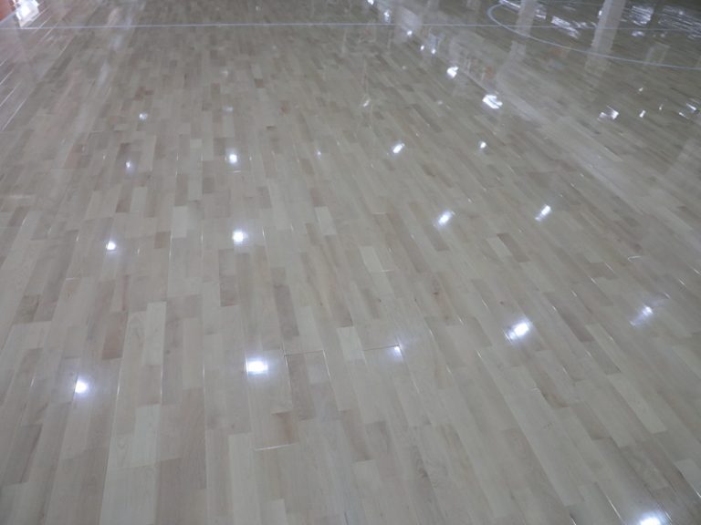 هل تبحث عن أرضيات خشبية من خشب الزان لملاعب الكرة الطائرة LVL؟ إليك ما تحتاج إلى معرفته.