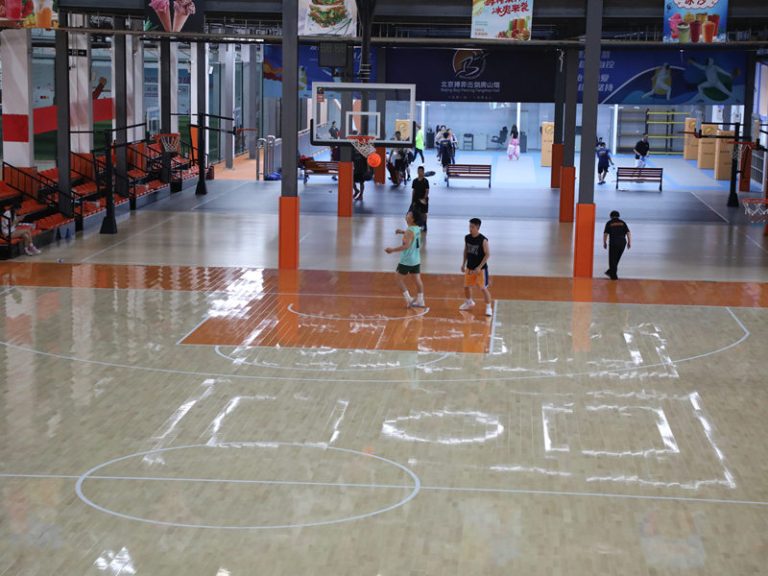 أرضيات خشبية صلبة لتجميع كرة السلة