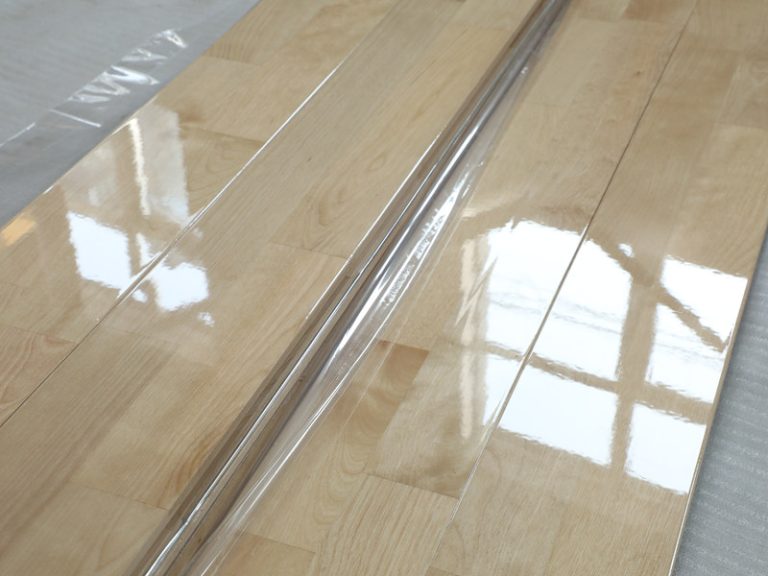 خصائص ونقاط تركيب أرضية خشبية لقاعة الريشة الطائرة