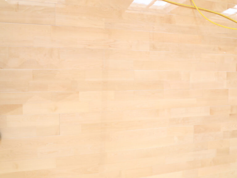 احصل على أرضية خشبية مجمعة من شجرة المطاط الراقصة: نصائح بسيطة للتركيب