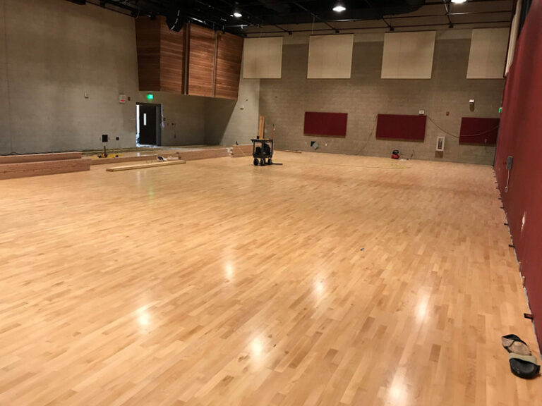 هل تلعب كرة طائرة مطاطية؟ لماذا تختار أرضيات هيفيا الخشبية؟