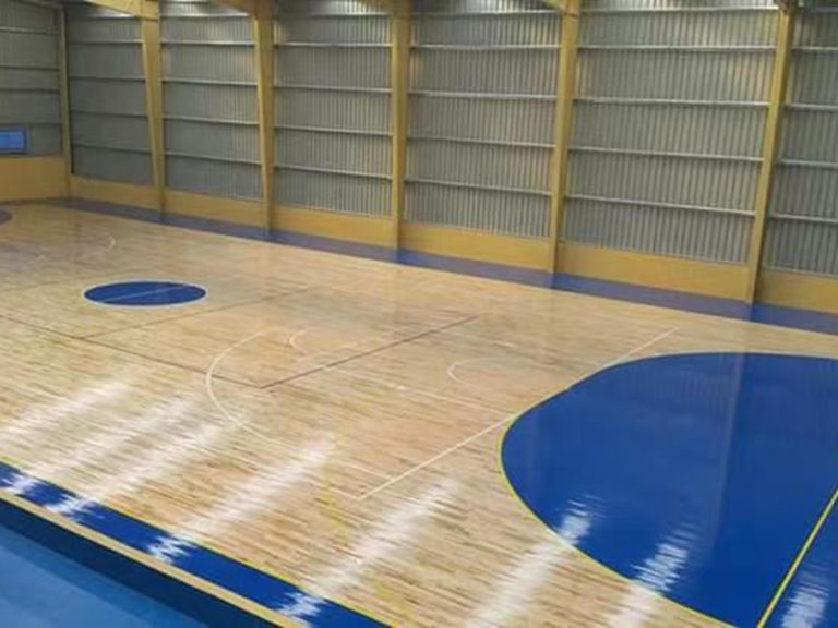 ارضيات خشبية رياضية في ملاعب مختلفة