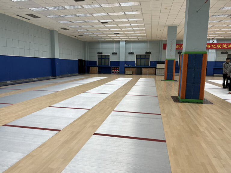 ما هي فوائد أرضيات الهيفيا المطاطية الخشبية المُجمّعة لكرة الطائرة؟ اكتشف الآن مزايا المتانة والأداء.