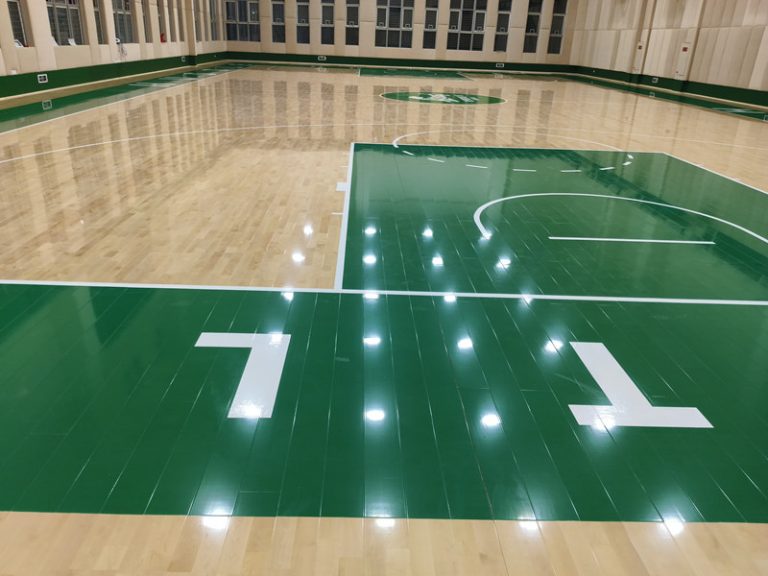 المزايا البيئية والآثار الصحية لأرضيات الخشب الرياضية