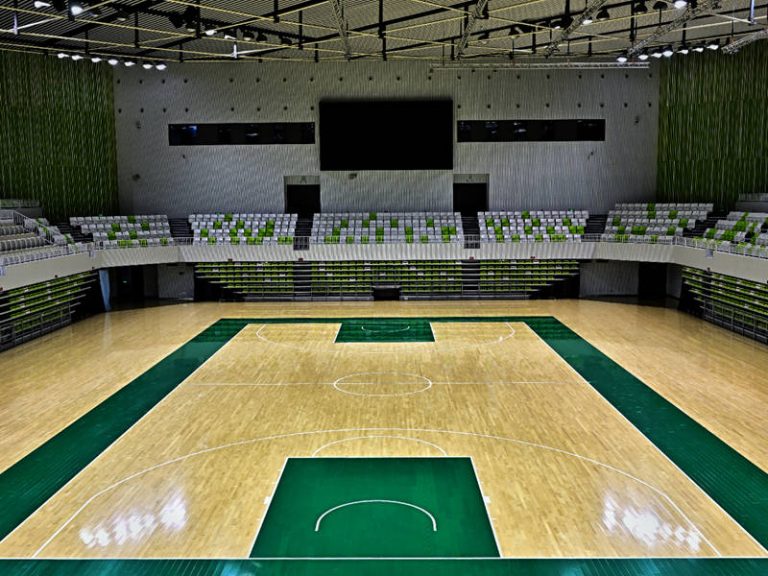 تصميم مضاد للانزلاق للأرضيات الخشبية الرياضية