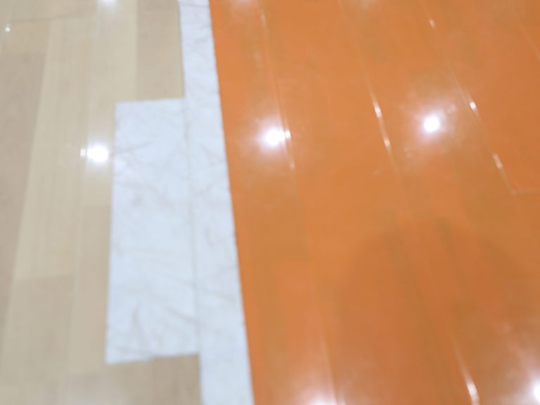 تركيب الأرضيات الخشبية المصفحة من لوحة مهندس كرة السلة: سريعة DIY أو احترافية؟