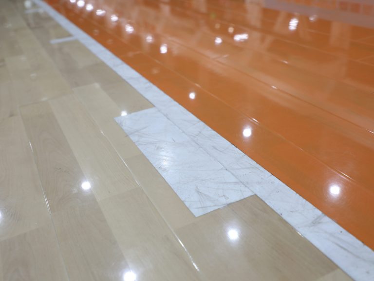 احصل على ملعب احترافي: أرضيات كرة السلة المصنوعة من صفائح بلاستيك هندسية!