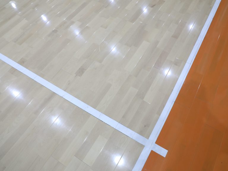 ابدأ في الحركة: أرضيات خشبية محمولة من خشب البتولا الراقصة لأي مساحة.