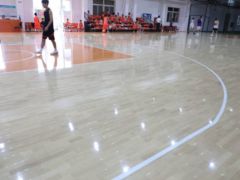 هل تحتاج إلى وسائد؟ تركيب أرضيات خشبية من خشب الزان للكرة الطائرة.