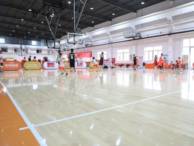 هل تحتاج إلى تركيب أرضيات خشبية مطاطية لملعب كرة الطائرة؟ اكتشف أفضل الخيارات لتركيب ملعبك.