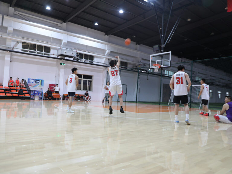 أرضيات خشبية لكرة السلة؟ تركيب باركيه كيل سهل!