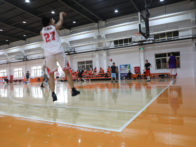 أفضل أرضيات كرة السلة الخشبية: أنظمة ألواح القيقب الصلب