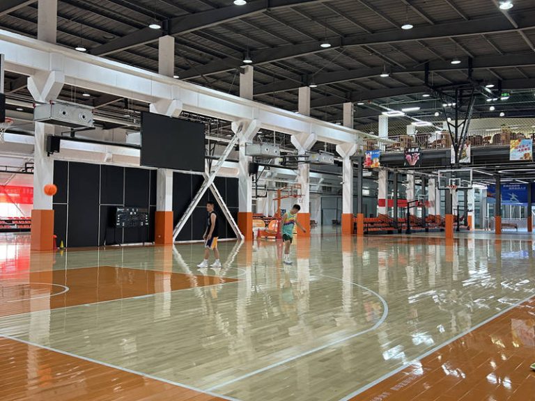 خطوة بخطوة: تجميع أرضية خشبية لكرة السلة