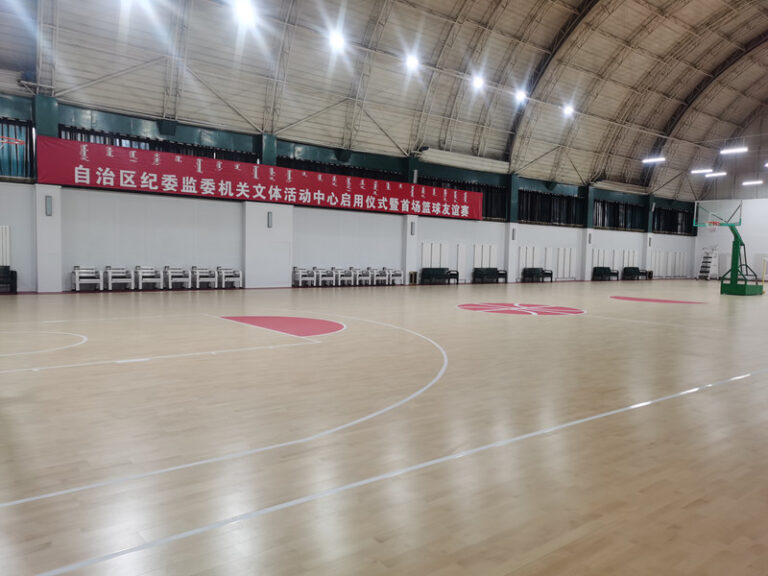 كرة السلة المصنوعة من خشب القيقب الصلب: متينة وعالية الأداء!