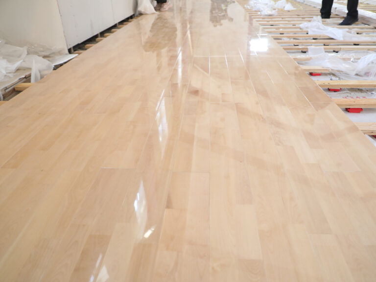 ابحث عن أرضيات خشبية صلبة لتجميع الكرة الطائرة المطاطية هنا