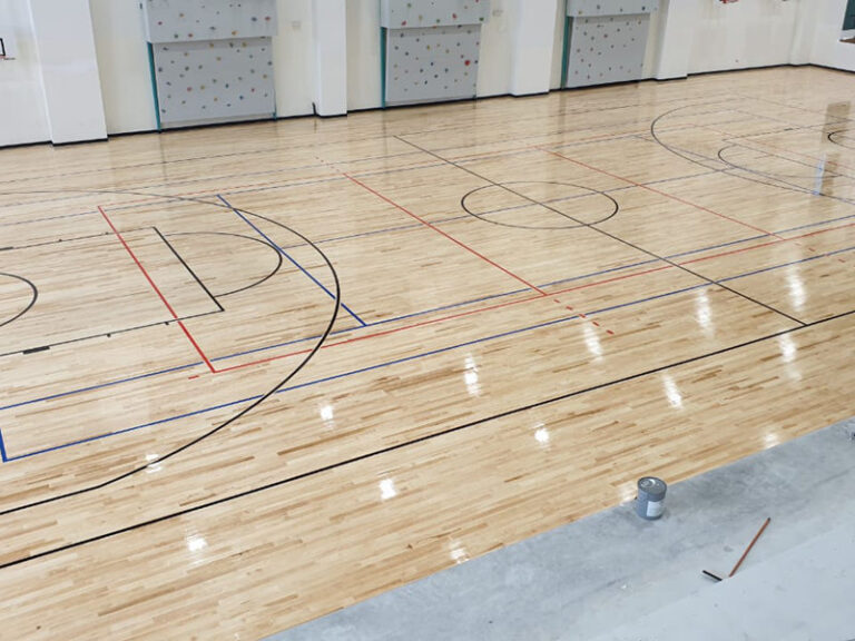 ملعب كرة طائرة مطاطي: أرضيات خشبية من خشب الزان الفاخر بتصميم بسيط
