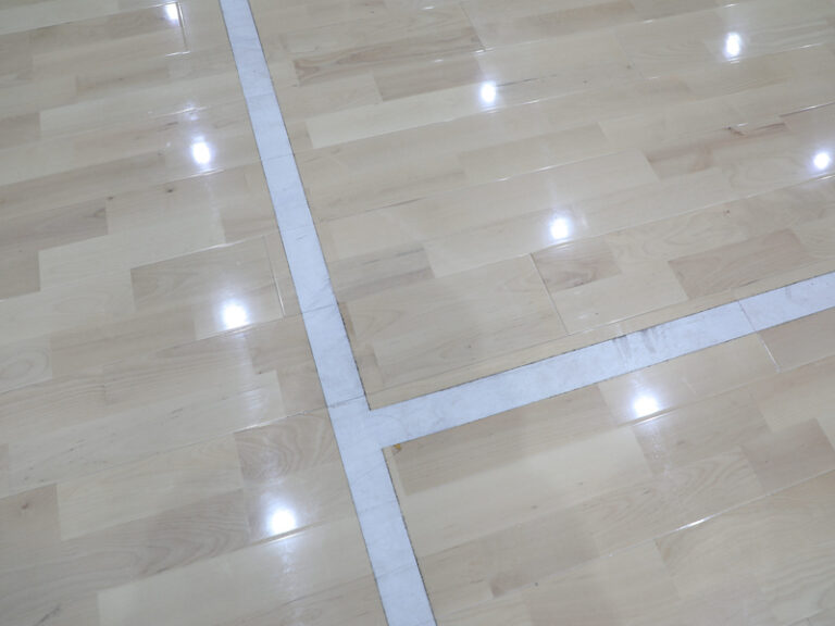 أرضيات خشبية من خشب البلوط للكرة الطائرة: خيار مناسب للكرة المطاطية؟